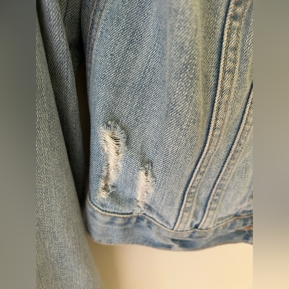 Early 2010s Hollister Light Wash Distressed Denim Jacket
Size: Medium
EUC - Picture 6 of 12